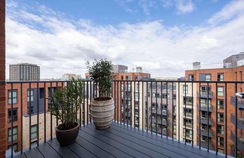 Tottenham Hale Apartment | Chic Urban Flat with Rooftop Access