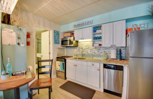 Virginia Beach Apartment | Chic Virginia Beach Retreat - Pool, Steps to Beach