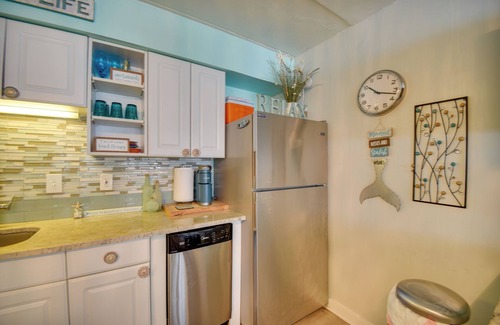 Virginia Beach Apartment | Chic Virginia Beach Retreat - Pool, Steps to Beach