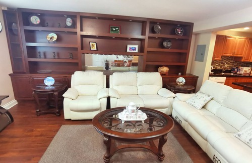 Surrey House | Chinese style suite near golf course