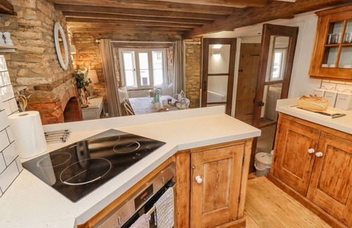 Chipping Norton Cottage | CHIPPY COTTAGE, family friendly, with open fire in Chipping Norton