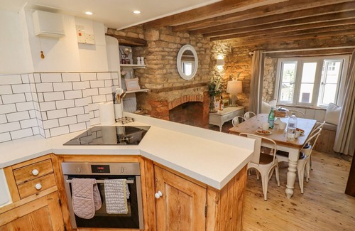Chipping Norton Cottage | CHIPPY COTTAGE, family friendly, with open fire in Chipping Norton