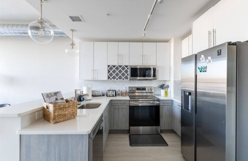 Historic Downtown Apartment | Chique Loft 15 Min from NYC with City View and Pool