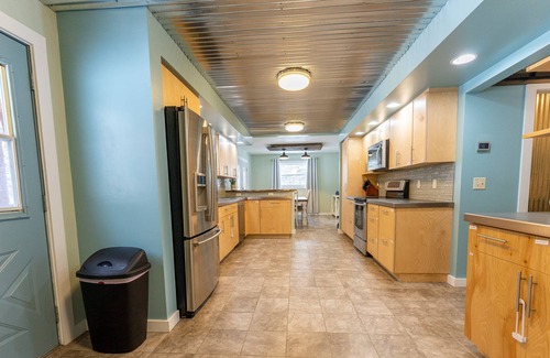 Upper Peninsula House | Chocolay Getaway (Marquette, MI)- Sleeps 6, 25 minutes to Sugarloaf Mountain!