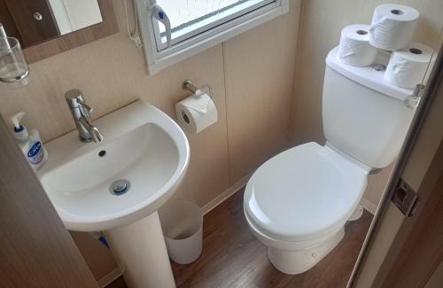 Lewdown House | Cholwell 3-Bed Lodge - Sleeps 6 - Pet Friendly