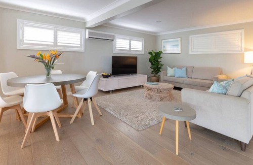 Mona Vale House | Choose your Beach from this Resort Style Getaway