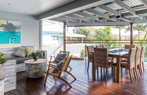 Mona Vale House | Choose your Beach from this Resort Style Getaway