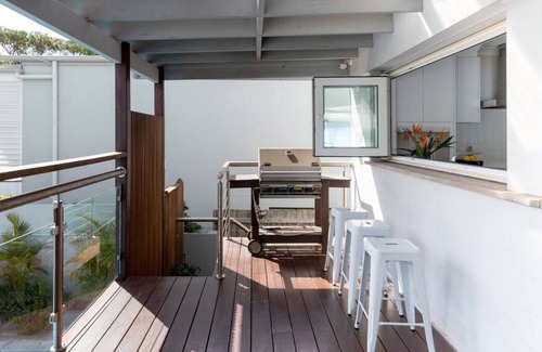 Mona Vale House | Choose your Beach from this Resort Style Getaway