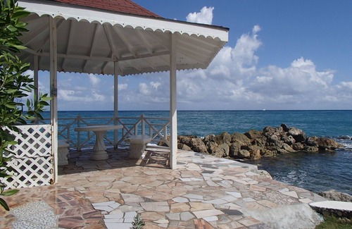 Tower Isle Apartment | Chrisanns Hidden Cove Double Bed room max 3 guests, pool, beach