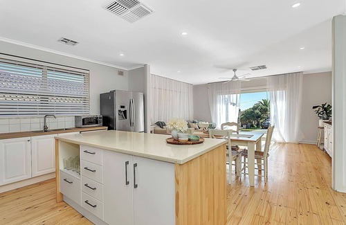 Christies Beach House | Christies Grove Seaside Bliss near McLaren Vale