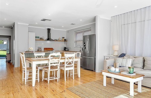 Christies Beach House | Christies Grove Seaside Bliss near McLaren Vale