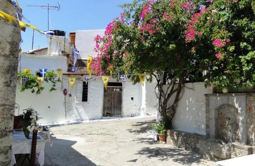 Kritsa Apartment | Christin P. Cute home with patio
