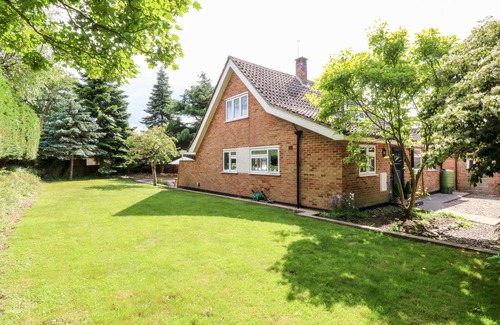 Weybourne House | CHURCH FARM BUNGALOW, family friendly, with a garden in Weybourne