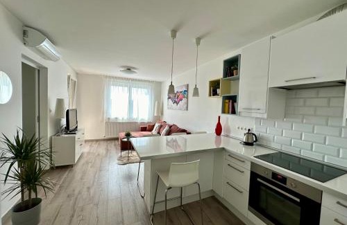 Ferencvaros Apartment | City Break Apartment - PRIVATE GARAGE, AC, BALCONY
