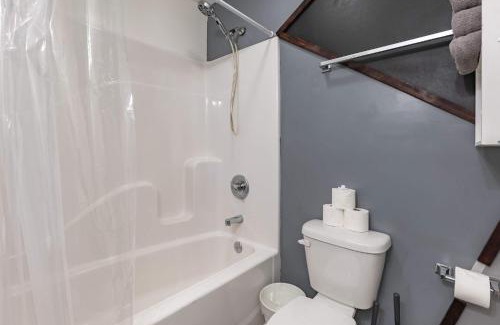 Near Northside Apartment | City-Center 2BR Near Attractions
