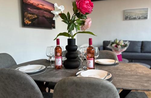 RopeWalks Apartment | City Centre Balcony Apartment for 6 - Steps to Dining, Bars & Train
