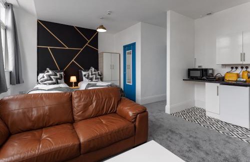 Middlesbrough Apartment | City Centre Studio 4 with Kitchenette, Free Wifi and Smart TV by Yoko Property