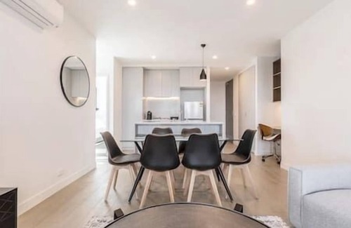 Footscray Apartment | City Edge Urban Oasis w/Balcony & Panoramic Views