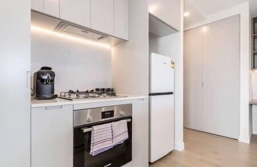 Footscray Apartment | City Edge Urban Oasis w/Balcony & Panoramic Views