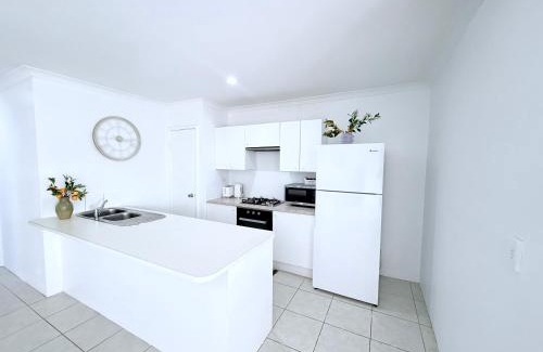 Cannington House | City Explorer Base 3BR&2 Floors&Walk to Mall & Airport Transit