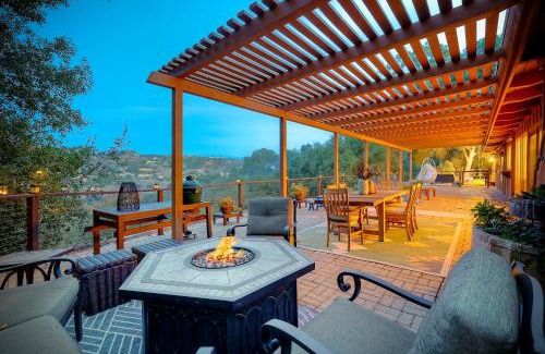Fallbrook House | City Getaway, Hot Tub, Fire Pit, Game Room, BBQ, Hiking Trails, Vineyard Views, B-Ball