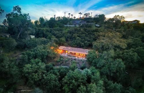 Fallbrook House | City Getaway, Hot Tub, Fire Pit, Game Room, BBQ, Hiking Trails, Vineyard Views, B-Ball