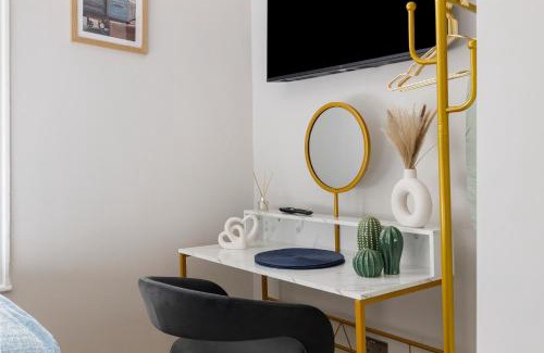 Dalston Apartment | City Living Refined: Studio with Full Kitchen