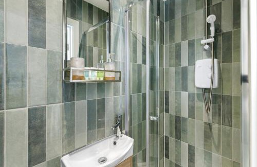 Dalston Apartment | City Living Refined: Studio with Full Kitchen
