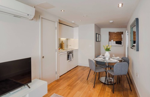 Bridge Apartment | City of London | 1 Bed Executive Apartment (R)