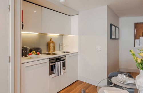Bridge Apartment | City of London | 1 Bed Executive Apartment (R)