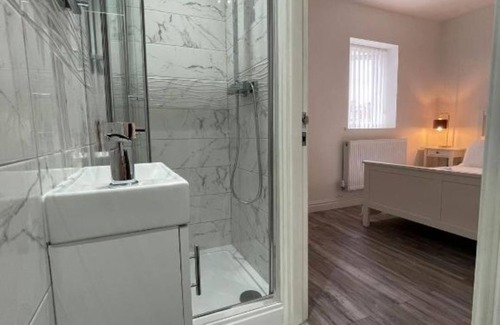 Liverpool Apartment | CityBreaks Rooms with Free Parking - Family Room with Bathroom