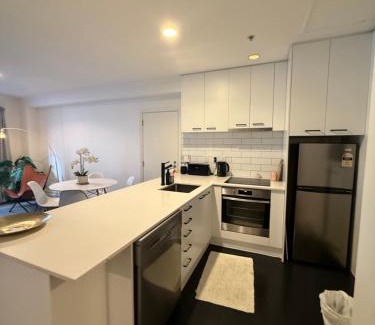 Northcote Apartment | Citylife getaway Pool Gym SKB