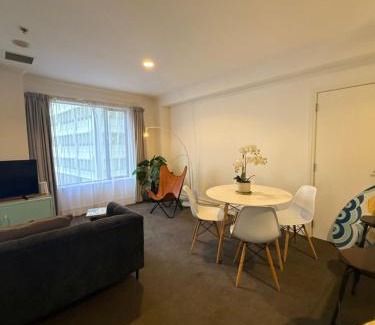 Northcote Apartment | Citylife getaway Pool Gym SKB