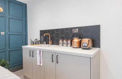 Park Royal Apartment | Cityscape Charm Vibrant Studio with Kitchenette