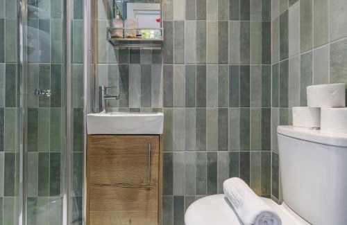 Dalston Apartment | Cityscape Oasis Chic Studio for Urban Dwellers
