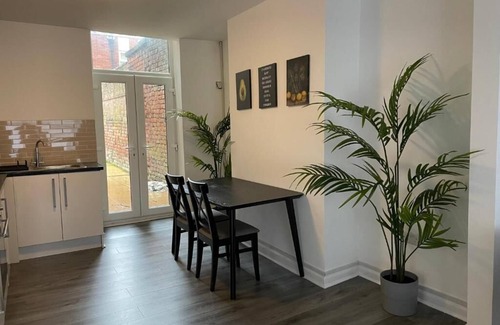 Georgian Quarter Apartment | CityStays Rooms with Free Parking - Deluxe Double Room 1