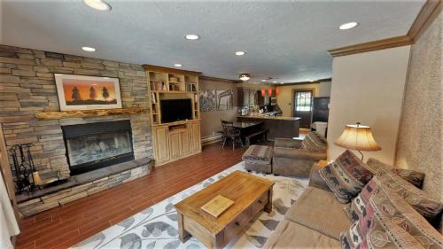 Red River House | Claim Jumper Townhouse 02 - On the River - Across from the Fishing Ponds - WiFi - Cable - Near Ski Area - Wood Burning Fireplace