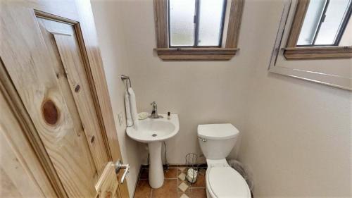 Red River House | Claim Jumper Townhouse 02 - On the River - Across from the Fishing Ponds - WiFi - Cable - Near Ski Area - Wood Burning Fireplace