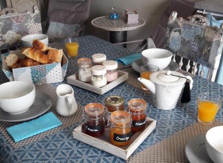 Villeneuve-dʼAllier Bed & Breakfast | Clair Matin