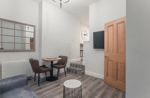 Hope Street Apartment | Clarence Street Town House