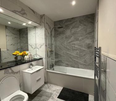 Stratford Apartment | Claret and Blue Inn
