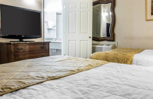 Mackinaw City Hotel | Clarion Hotel Beachfront