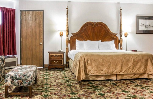 Mackinaw City Hotel | Clarion Hotel Beachfront