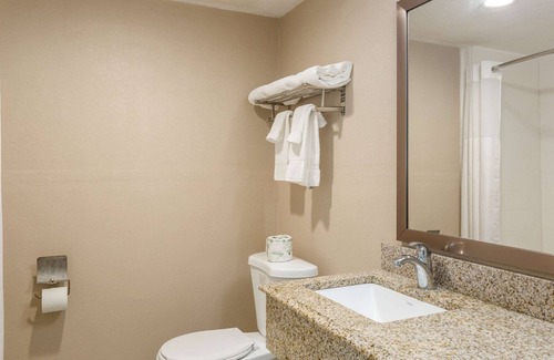 Delaware Water Gap Hotel | Clarion Inn & Suites Stroudsburg - Poconos