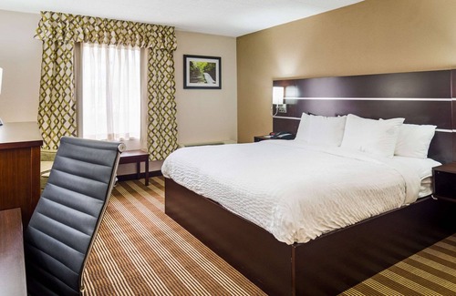 Delaware Water Gap Hotel | Clarion Inn & Suites Stroudsburg - Poconos