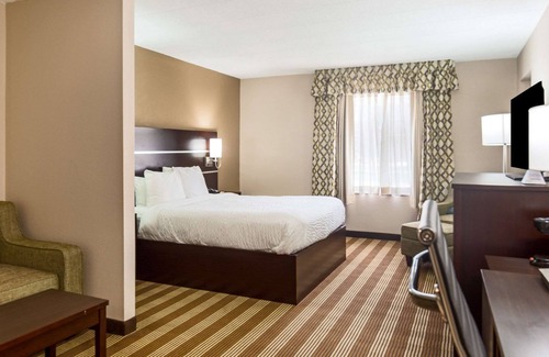 Delaware Water Gap Hotel | Clarion Inn & Suites Stroudsburg - Poconos