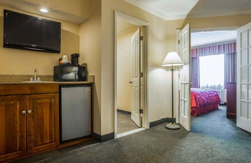 Lake George Hotel | Clarion Inn & Suites at the Outlets of Lake George