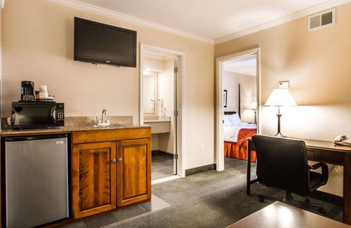 Lake George Hotel | Clarion Inn & Suites at the Outlets of Lake George