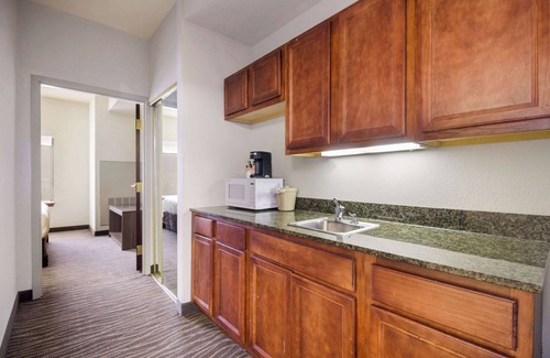 West Ashley Hotel | Clarion Pointe Charleston - West Ashley
