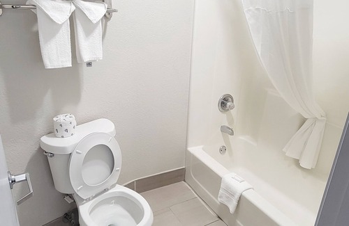 Jeffersontown Hotel | Clarion Pointe Louisville East